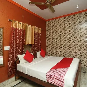 Oyo 18641 Rashmi Tājganj